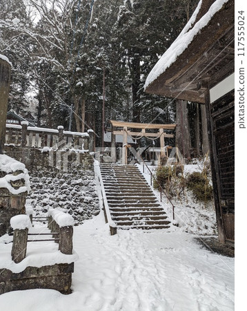 This is a photo of the temple grounds in winter. 117555024