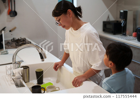Moms who can't do housework because of childcare Moms who can't do housework because of childcare 117555444