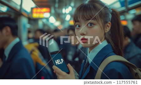 女高中生在擁擠的火車上尋求幫助 117555761