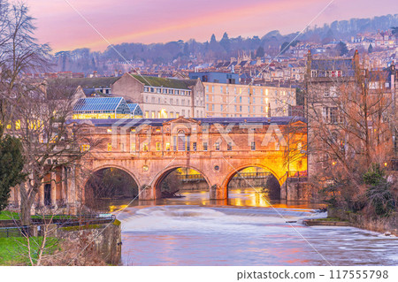 Pulteney Bridge spanning the River Avon, in Bath England Pulteney Bridge spanning the River Avon, in Bath England 117555798
