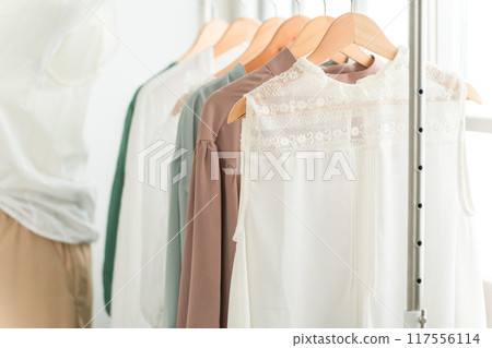 服飾店展示的女裝和上衣 服飾店展示的女裝和上衣 117556114
