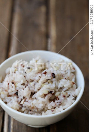 用15粒米煮熟的米飯盛在碗裡 117556603