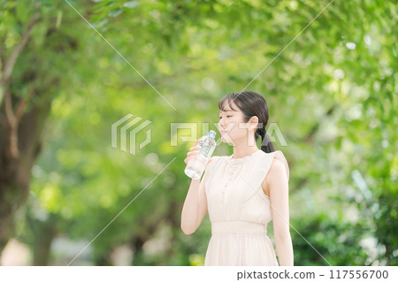 一個女人用一瓶水 117556700