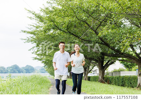 做跑步的資深夫婦 117557108