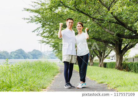 老年夫婦運動慢跑 117557109