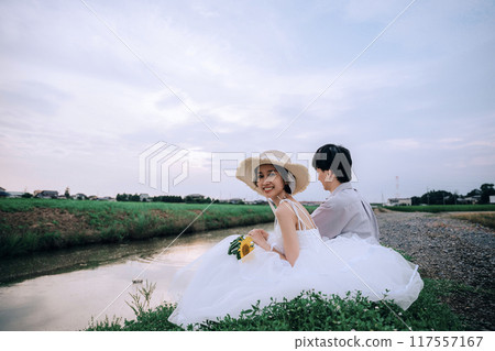 Pre-wedding photo shoot in a sunflower field 117557167