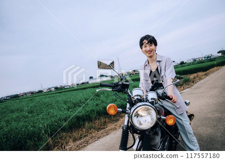 一個騎摩托車的人 117557180