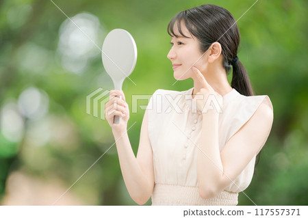 觀看手鏡的婦女 117557371