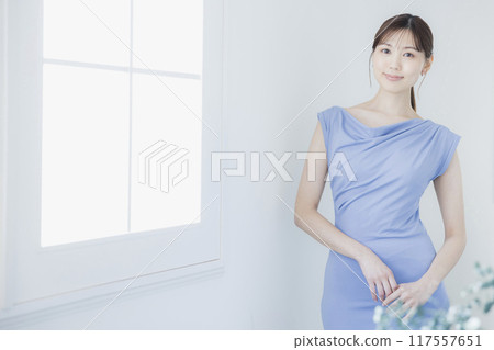 一件淺藍色洋裝的女人 一件淺藍色洋裝的女人 117557651