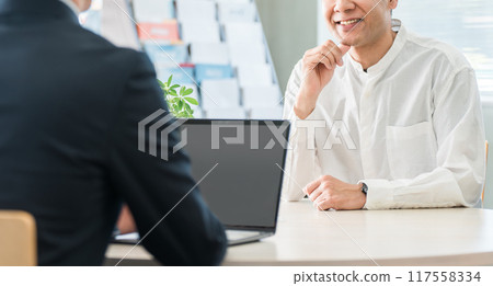 前來諮詢保險的中年男子和服務顧客的男商人 117558334