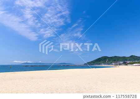 神戶市須磨區須磨海濱公園的初夏須磨海灘風景（前景可看到淡路島和明石海峽大橋） 117558728