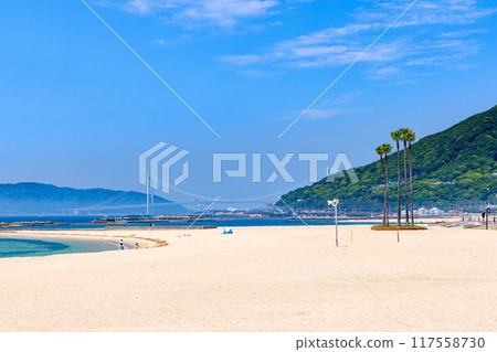 神戶市須磨區須磨海濱公園的初夏須磨海灘風景(前景可看到淡路島和明石海峽大橋) 神戶市須磨區須磨海濱公園的初夏須磨海灘風景(前景可看到淡路島和明石海峽大橋) 117558730