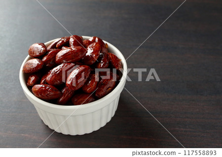 Handmade caramelized almonds Caramel almonds 117558893