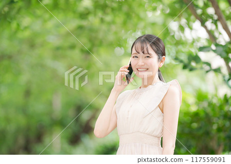 公園裡用智慧型手機說話的女人 117559091