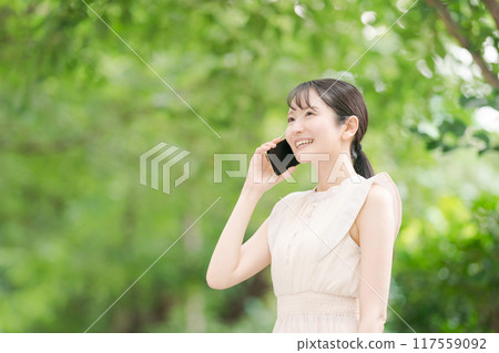 公園裡用智慧型手機說話的女人 117559092