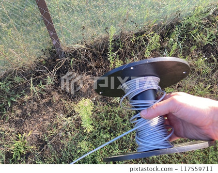 Strengthening a fence with a shading net with a rope 117559711
