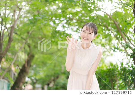 一個女人在公園洗森林浴 一個女人在公園洗森林浴 117559715