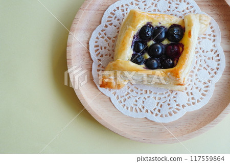 用新鮮採摘的藍莓烘烤的自製藍莓派。 117559864