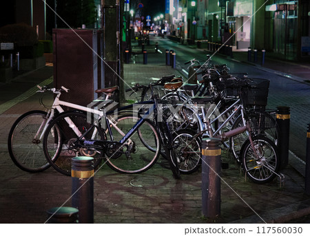 夜間市中心人行道上亂停放的自行車 夜間市中心人行道上亂停放的自行車 117560030