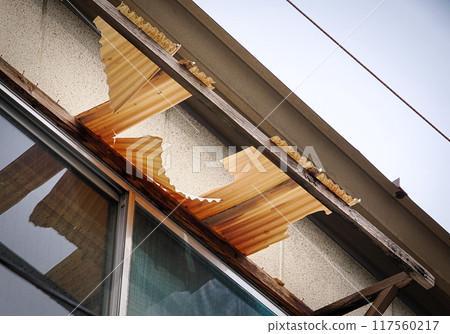 已變質、破碎的聚碳酸酯波紋板(塑膠鍍鋅鐵) 已變質、破碎的聚碳酸酯波紋板(塑膠鍍鋅鐵) 117560217