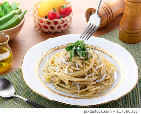 鍋煎銀魚和紫蘇義大利麵，紫蘇葉和奶油的香氣和白甦的鮮美味道絕妙。 117560318