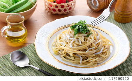 Boiled whitebait and perilla pasta - the aroma of perilla and butter and the delicious flavor of whitebait are exquisite 117560320