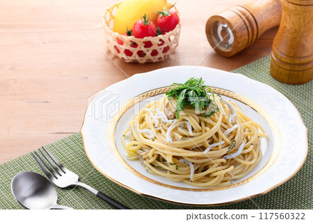 Boiled whitebait and perilla pasta - the aroma of perilla and butter and the delicious flavor of whitebait are exquisite Boiled whitebait and perilla pasta - the aroma of perilla and butter and the delicious flavor of whitebait are exquisite 117560322
