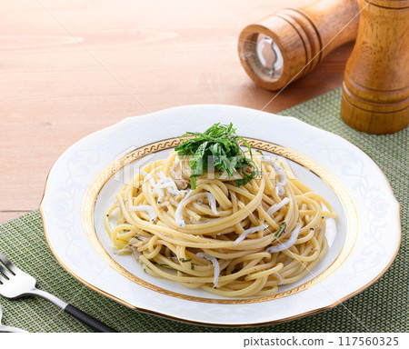 Boiled whitebait and perilla pasta - the aroma of perilla and butter and the delicious flavor of whitebait are exquisite Boiled whitebait and perilla pasta - the aroma of perilla and butter and the delicious flavor of whitebait are exquisite 117560325