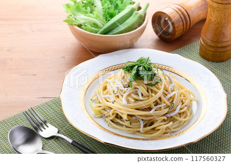 Boiled whitebait and perilla pasta - the aroma of perilla and butter and the delicious flavor of whitebait are exquisite 117560327
