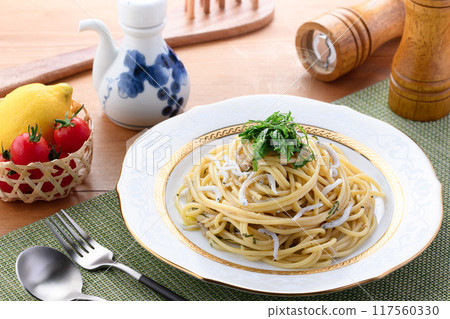 Boiled whitebait and perilla pasta - the aroma of perilla and butter and the delicious flavor of whitebait are exquisite 117560330