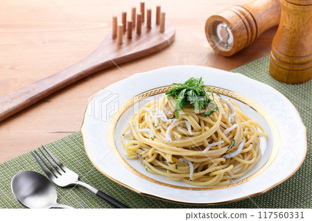 Boiled whitebait and perilla pasta - the aroma of perilla and butter and the delicious flavor of whitebait are exquisite 117560331