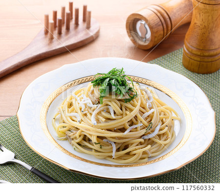 Boiled whitebait and perilla pasta - the aroma of perilla and butter and the delicious flavor of whitebait are exquisite 117560332
