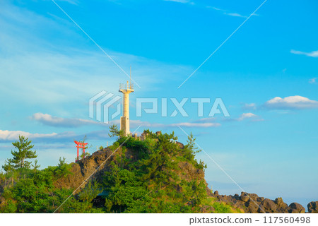 沐浴著朝陽的弁天岩【糸魚川市】 沐浴著朝陽的弁天岩【糸魚川市】 117560498