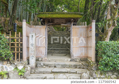 京都紫仙堂入口處的小門“小里堂” 京都紫仙堂入口處的小門“小里堂” 117560542