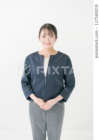 一個20多歲的女人,穿著西裝 一個20多歲的女人,穿著西裝 117560819