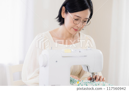 嗜好：用縫紉機縫紉的中年婦女 117560942
