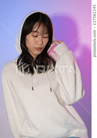 一位身穿白色連帽衫、頭戴兜帽的年輕女子的肖像 一位身穿白色連帽衫、頭戴兜帽的年輕女子的肖像 117561145