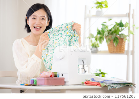 嗜好：用縫紉機縫紉的中年婦女 117561203