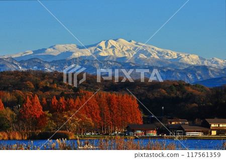 在這樣的日子我想爬山,儘管天氣很冷。 在這樣的日子我想爬山,儘管天氣很冷。 117561359