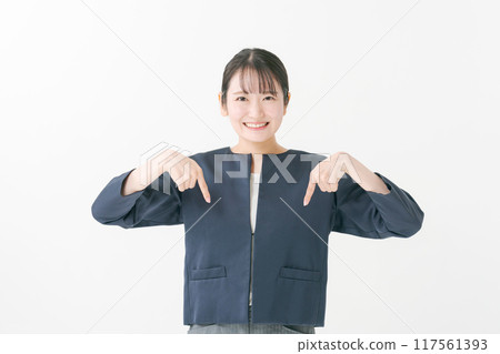 一個20多歲的女人,穿著西裝 一個20多歲的女人,穿著西裝 117561393