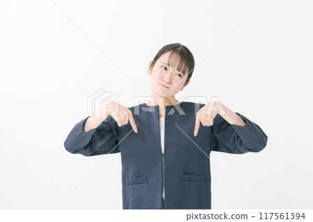 一個20多歲的女人,穿著西裝 一個20多歲的女人,穿著西裝 117561394