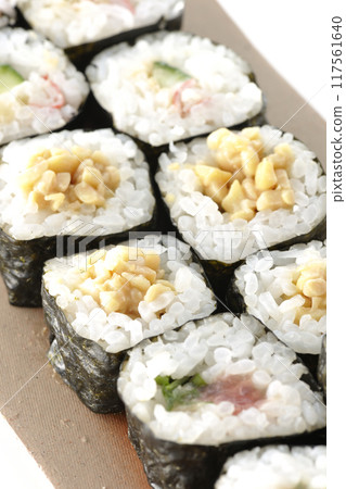 一盤壽司卷在白色背景下拍攝 117561640