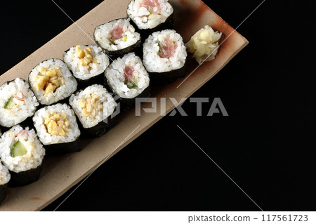 黑色背景下拍攝的什錦壽司卷 117561723