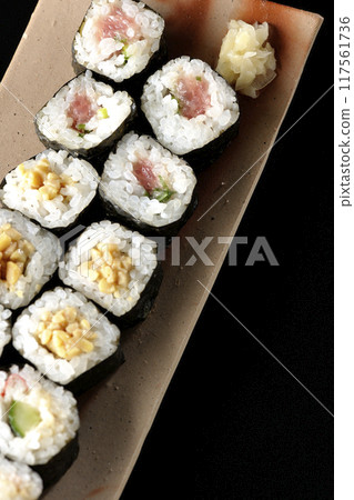 黑色背景下拍攝的什錦壽司卷 117561736
