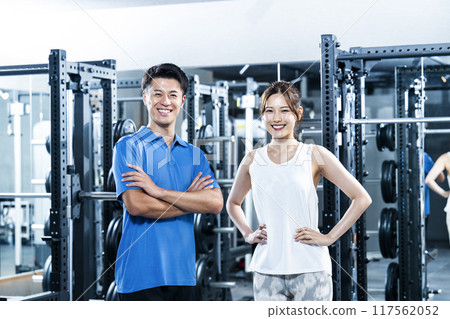 Male and female personal trainers looking at camera 117562052