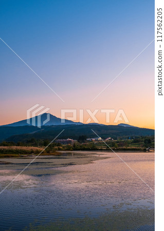 鳥在日落的海山 鳥在日落的海山 117562205