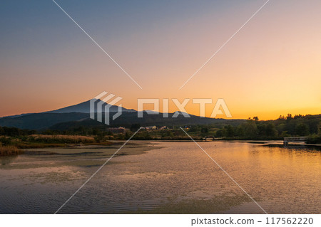 鳥在日落的海山 鳥在日落的海山 117562220