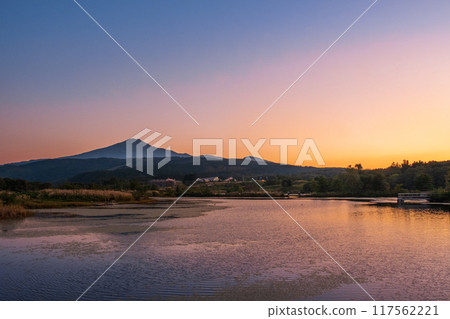 鳥在日落的海山 117562221