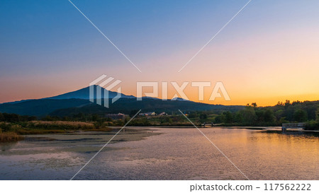 鳥在日落的海山 117562222