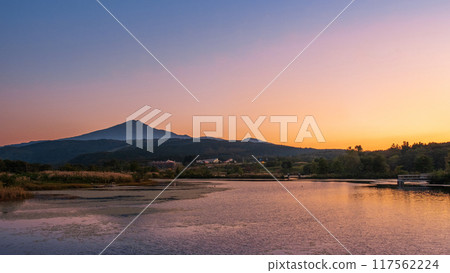 鳥在日落的海山 117562224